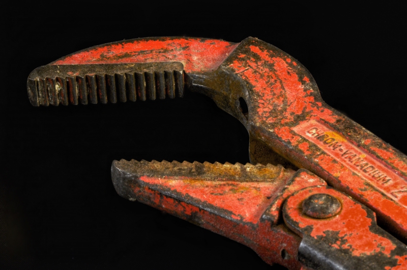 plombier-HYERES-min_pipe-wrench-318084